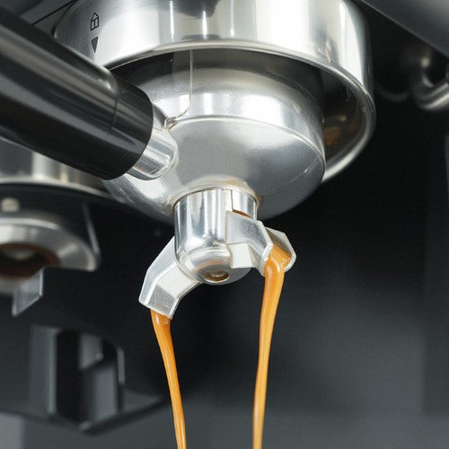 HiBREW H20 -kahvinkeitin, jossa sisäänrakennettu jauhin, kaksois-kuuma- ja kylmäuutto